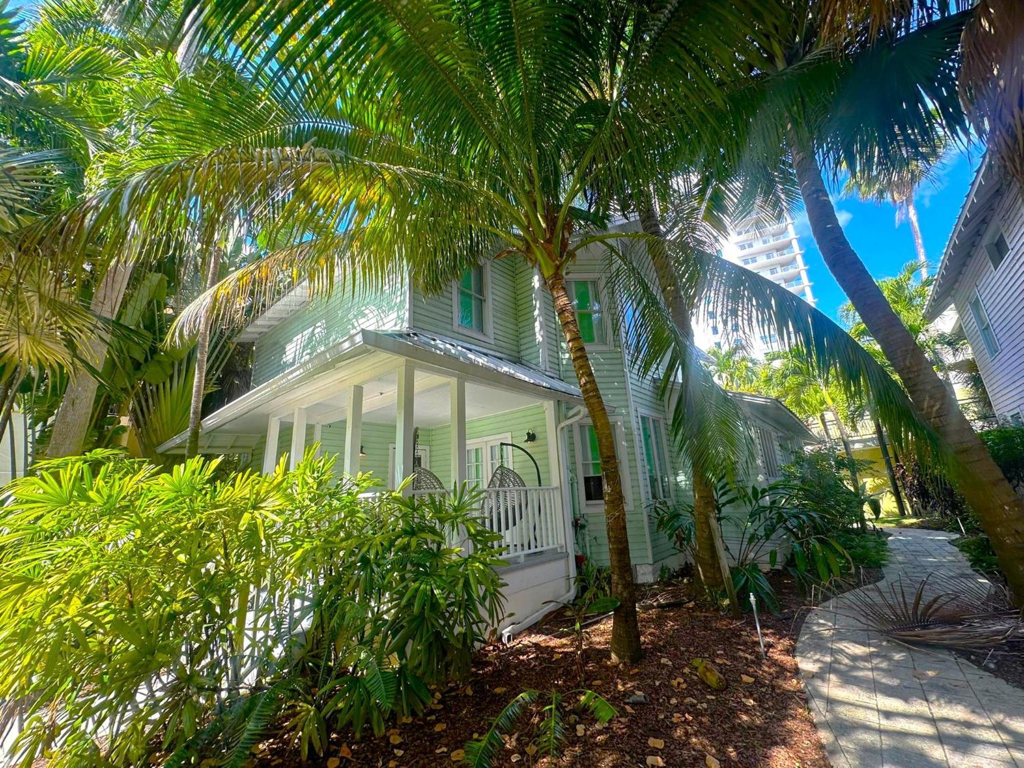Miami River Inn By Renzzi Exterior photo